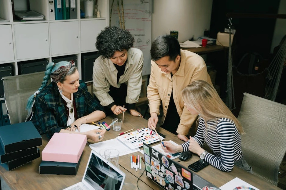 Team di marketing che collabora a un progetto in un ufficio moderno.